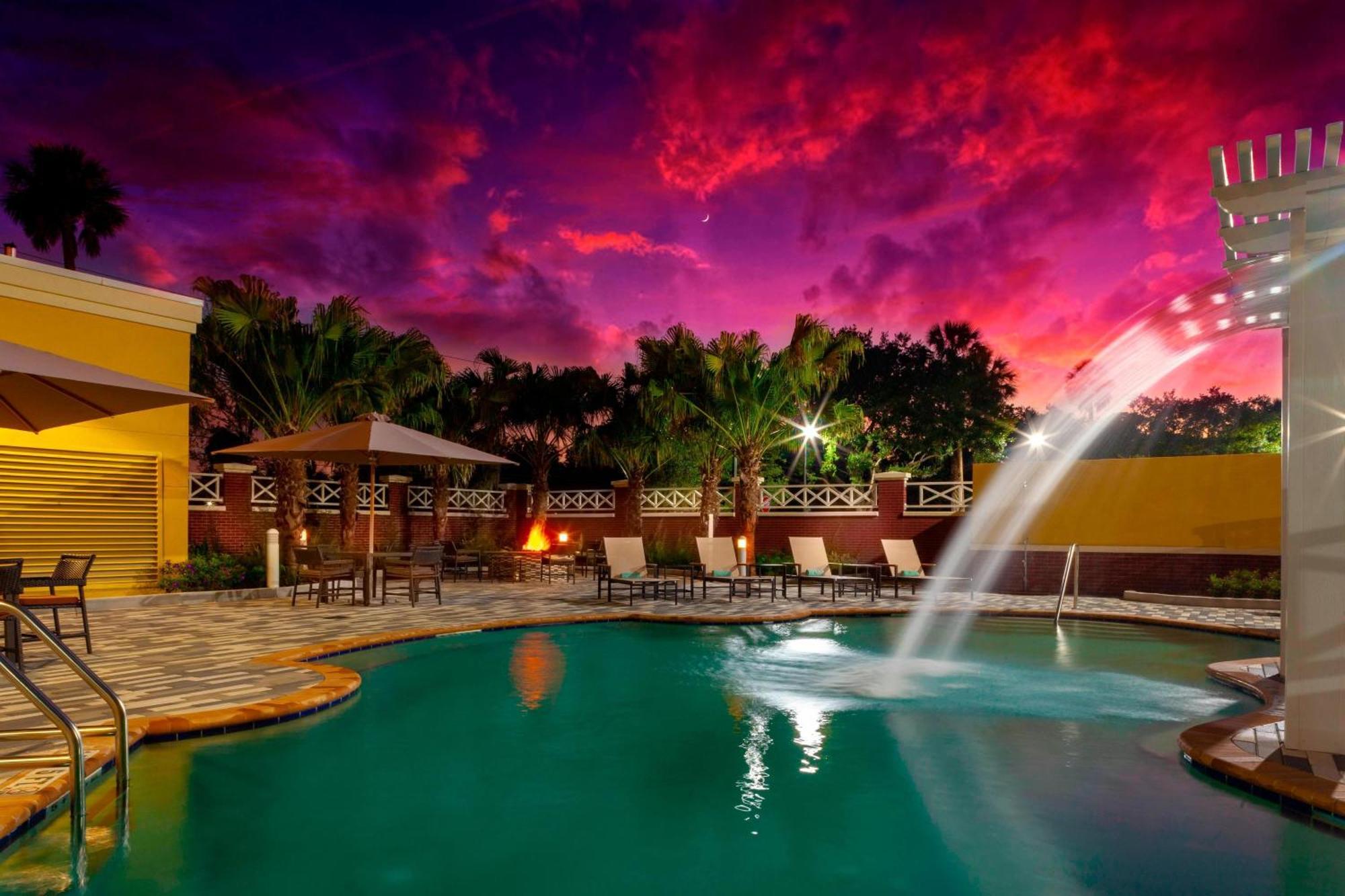 Отель Courtyard By Marriott Deland Historic Downtown Экстерьер фото
